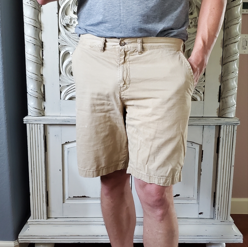Tommy Hilfiger flat front tan khaki shorts